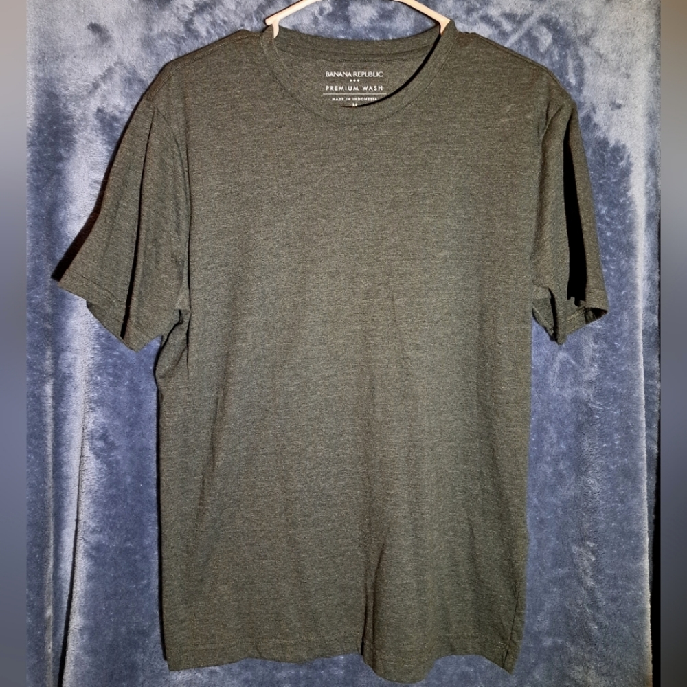Mens Banana Republic T-Shirt. Color Gray. Size Medium